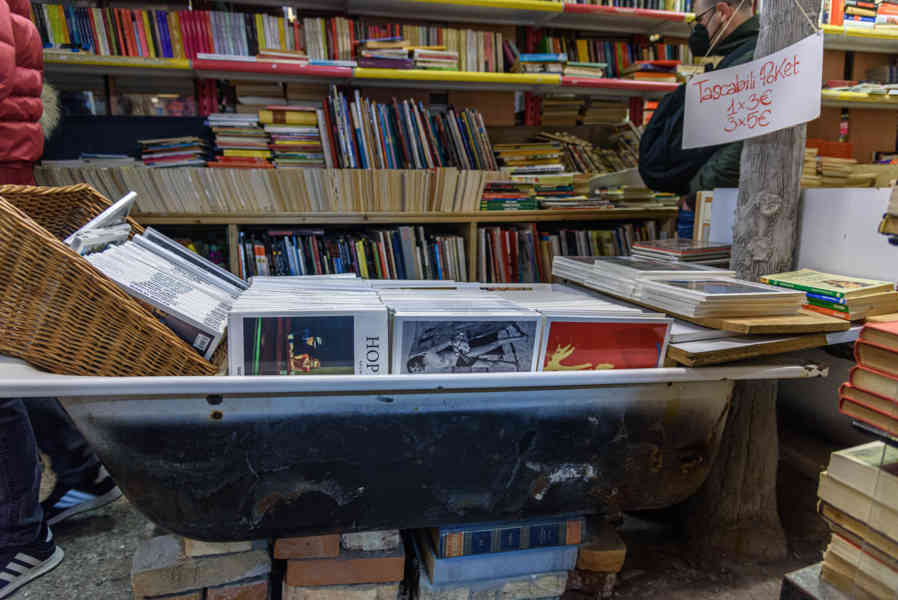Italia - Venecia 208 - librería Aqcua Alta.jpg